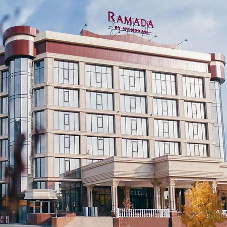 Hotel Ramada By Wyndham Shymkent Esterno foto