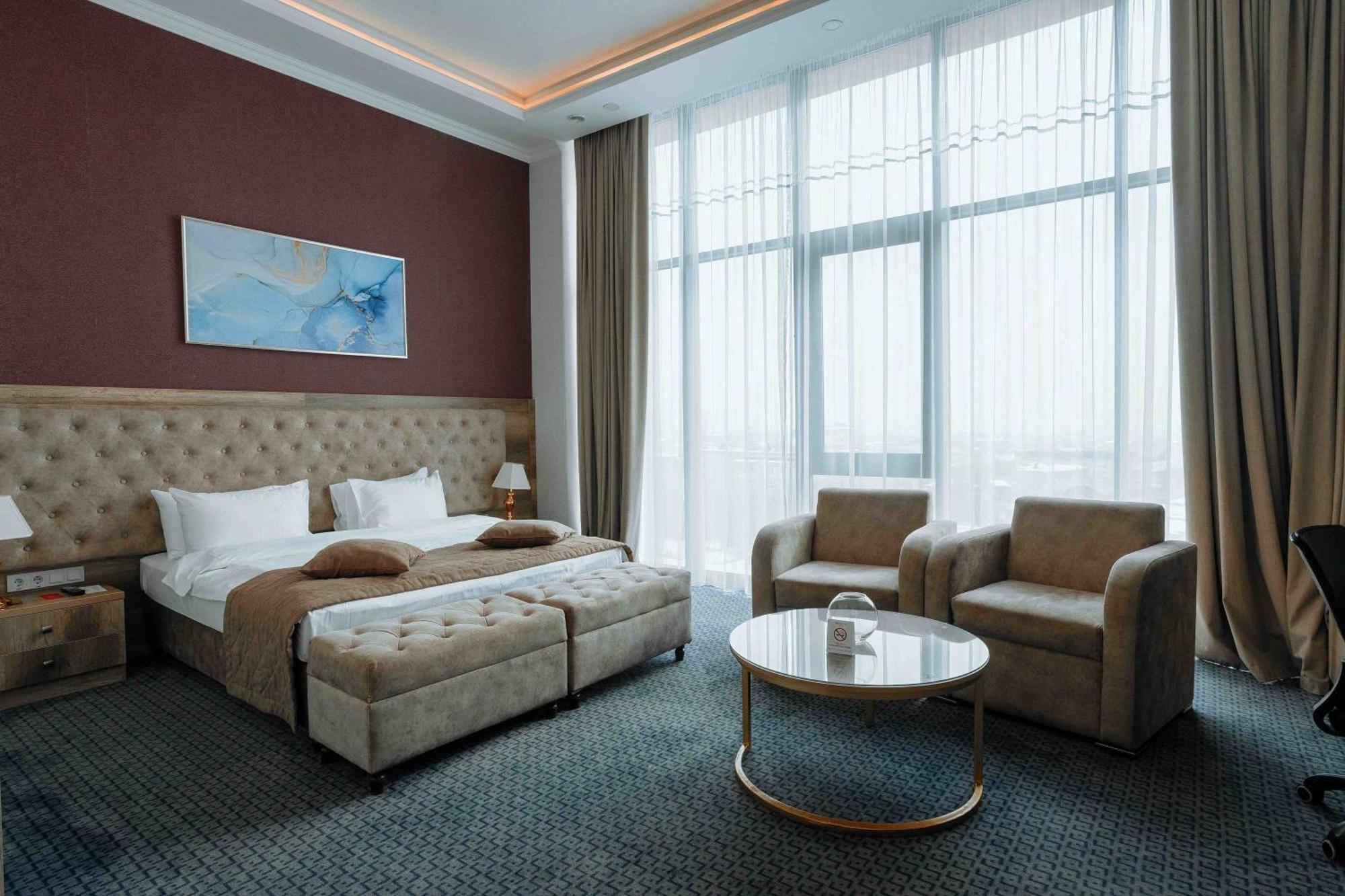 Hotel Ramada By Wyndham Shymkent Esterno foto