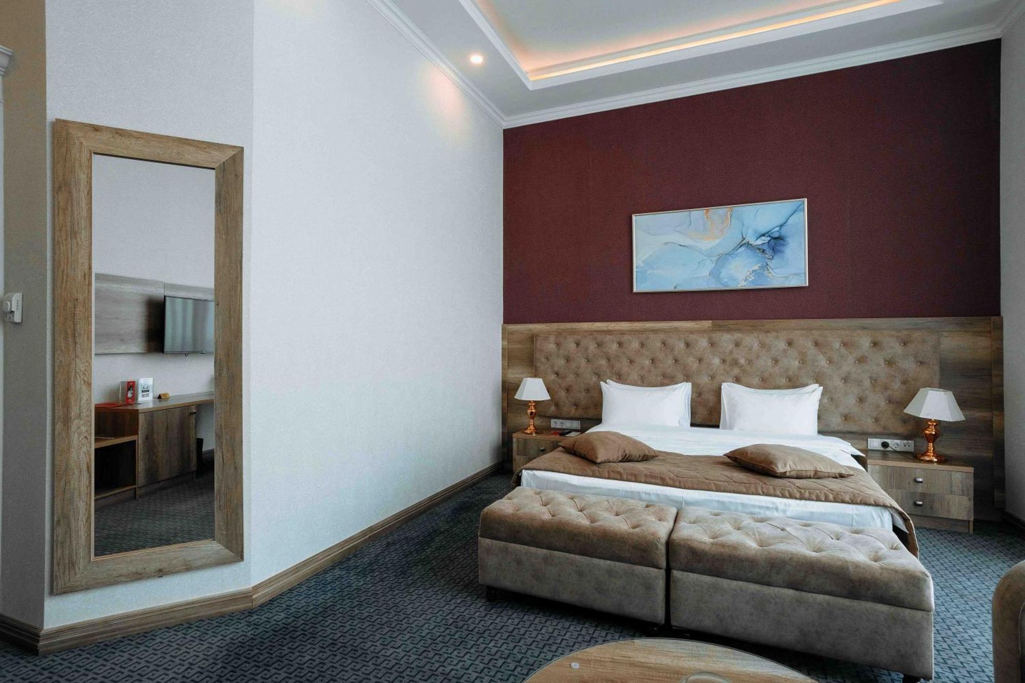 Hotel Ramada By Wyndham Shymkent Esterno foto