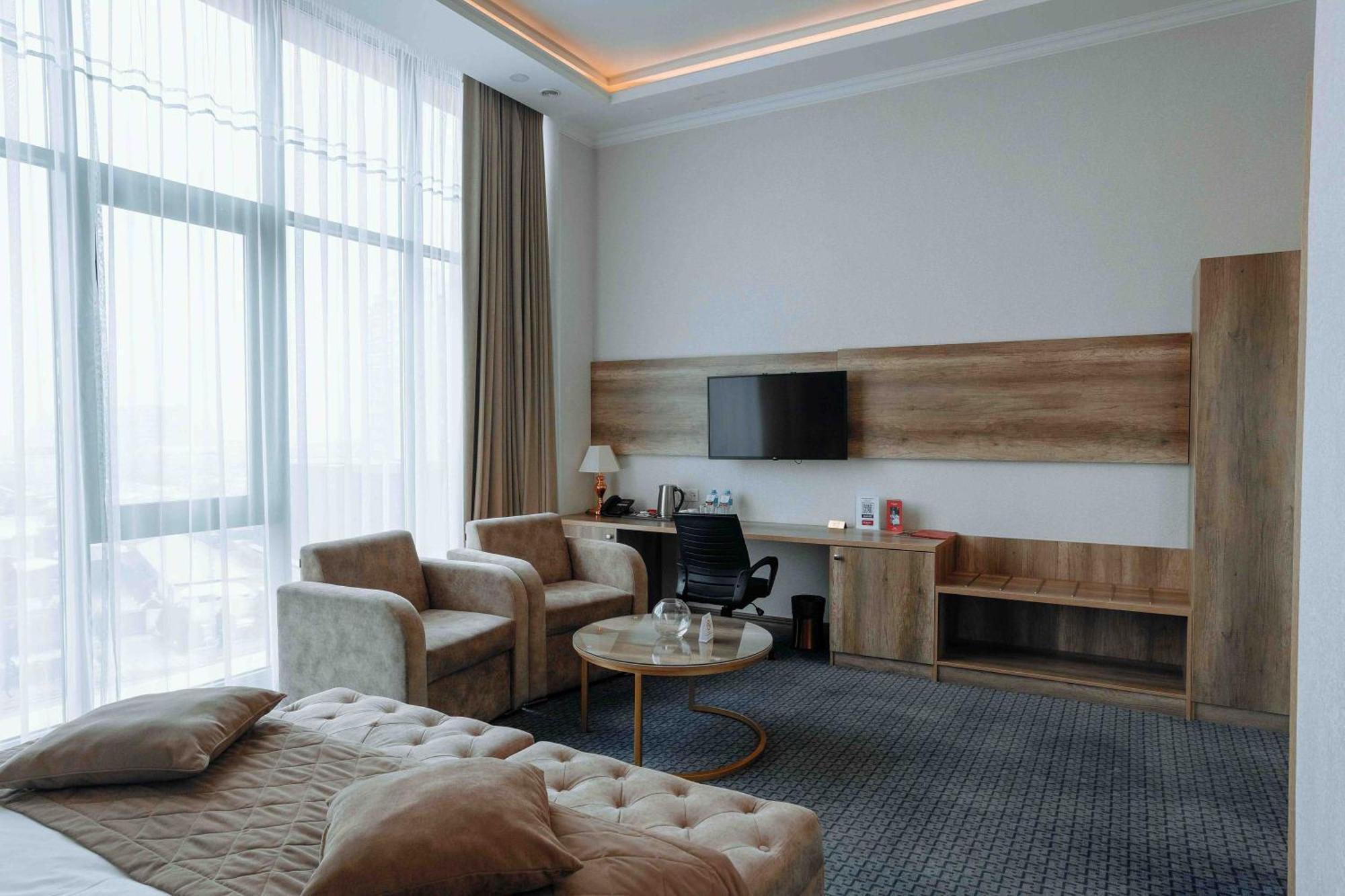Hotel Ramada By Wyndham Shymkent Esterno foto