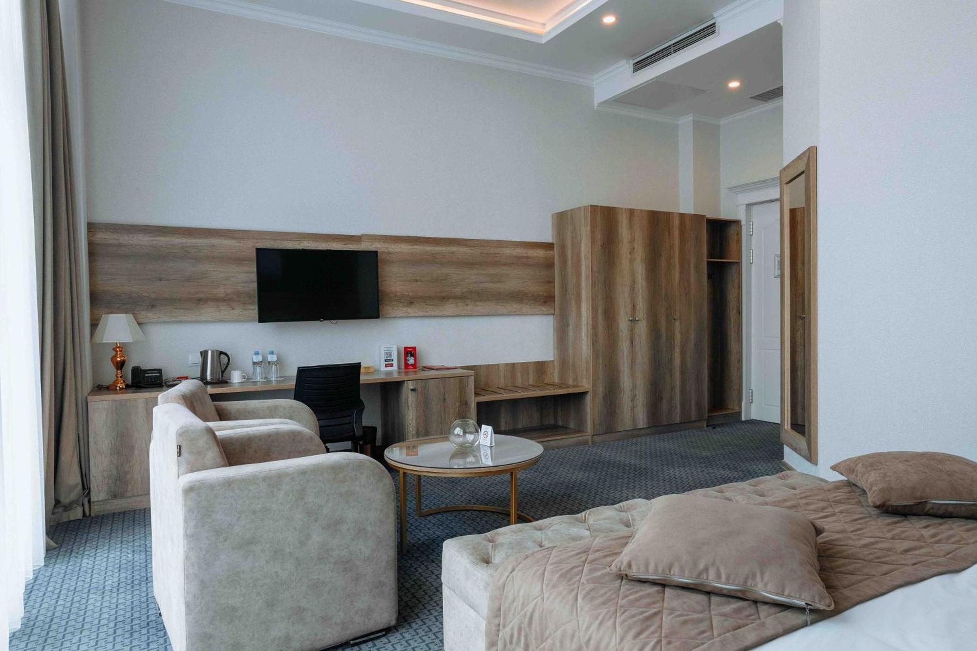 Hotel Ramada By Wyndham Shymkent Esterno foto