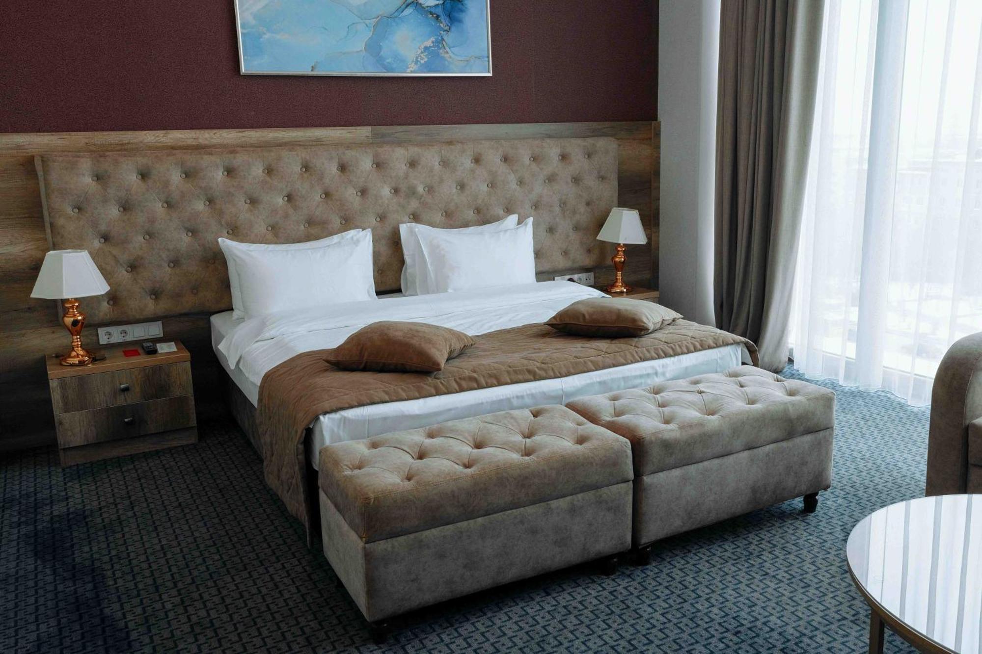 Hotel Ramada By Wyndham Shymkent Esterno foto