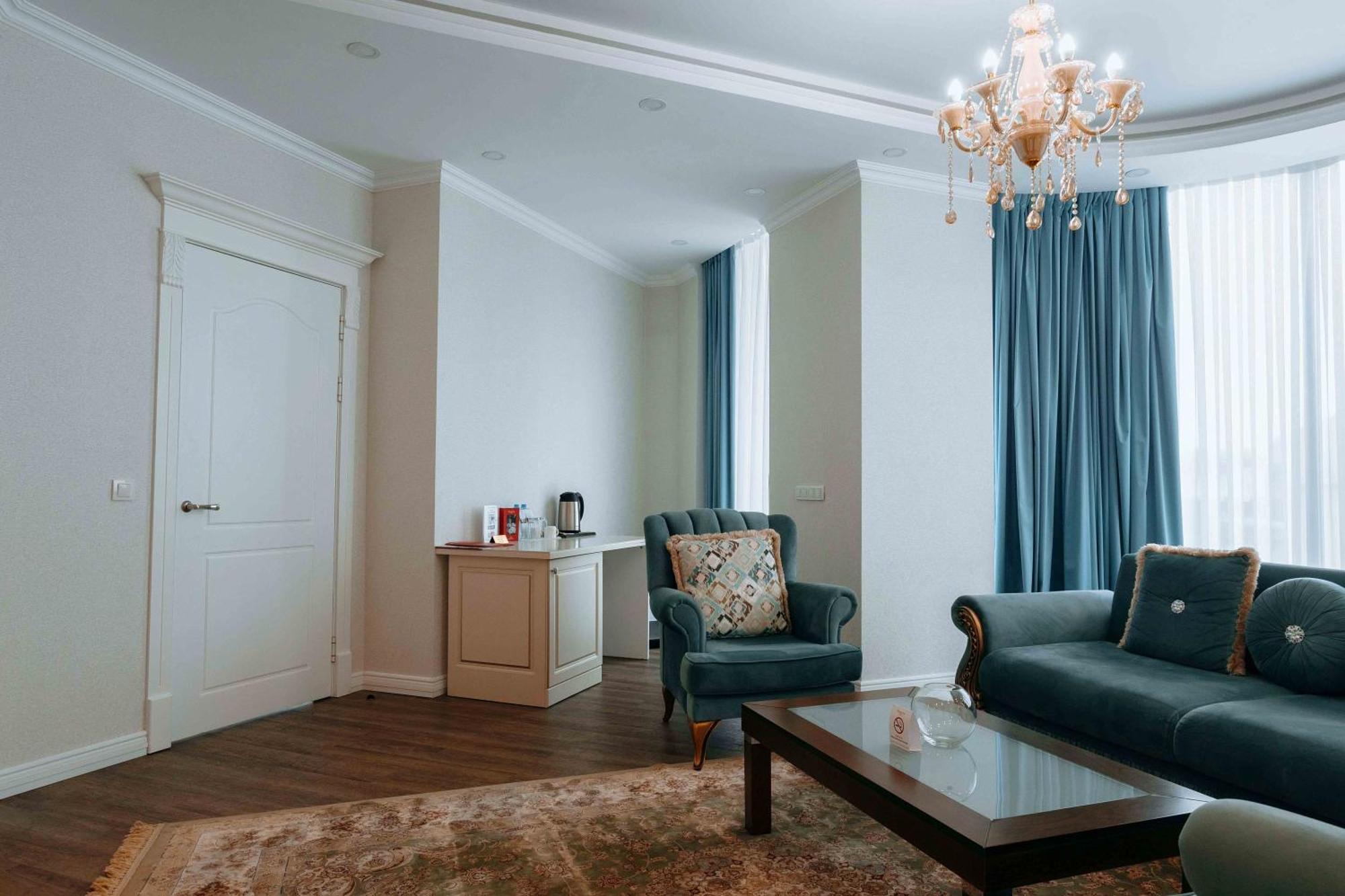 Hotel Ramada By Wyndham Shymkent Esterno foto