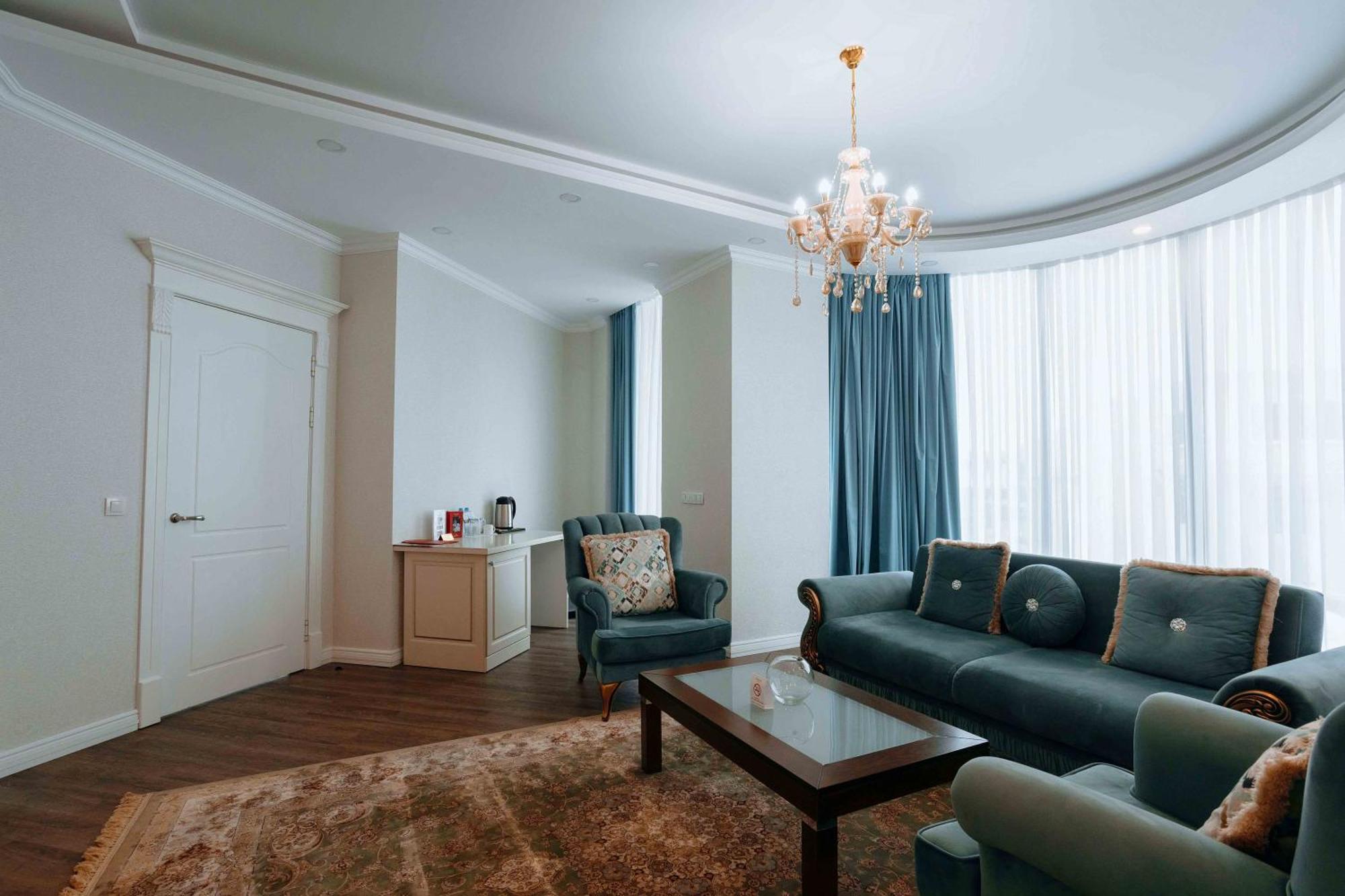 Hotel Ramada By Wyndham Shymkent Esterno foto