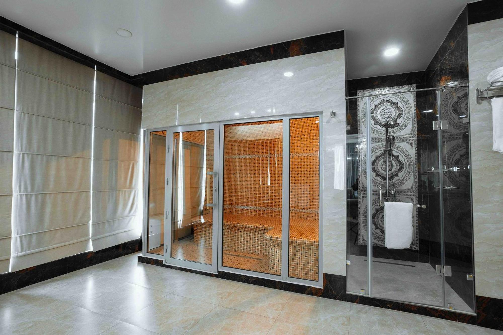 Hotel Ramada By Wyndham Shymkent Esterno foto