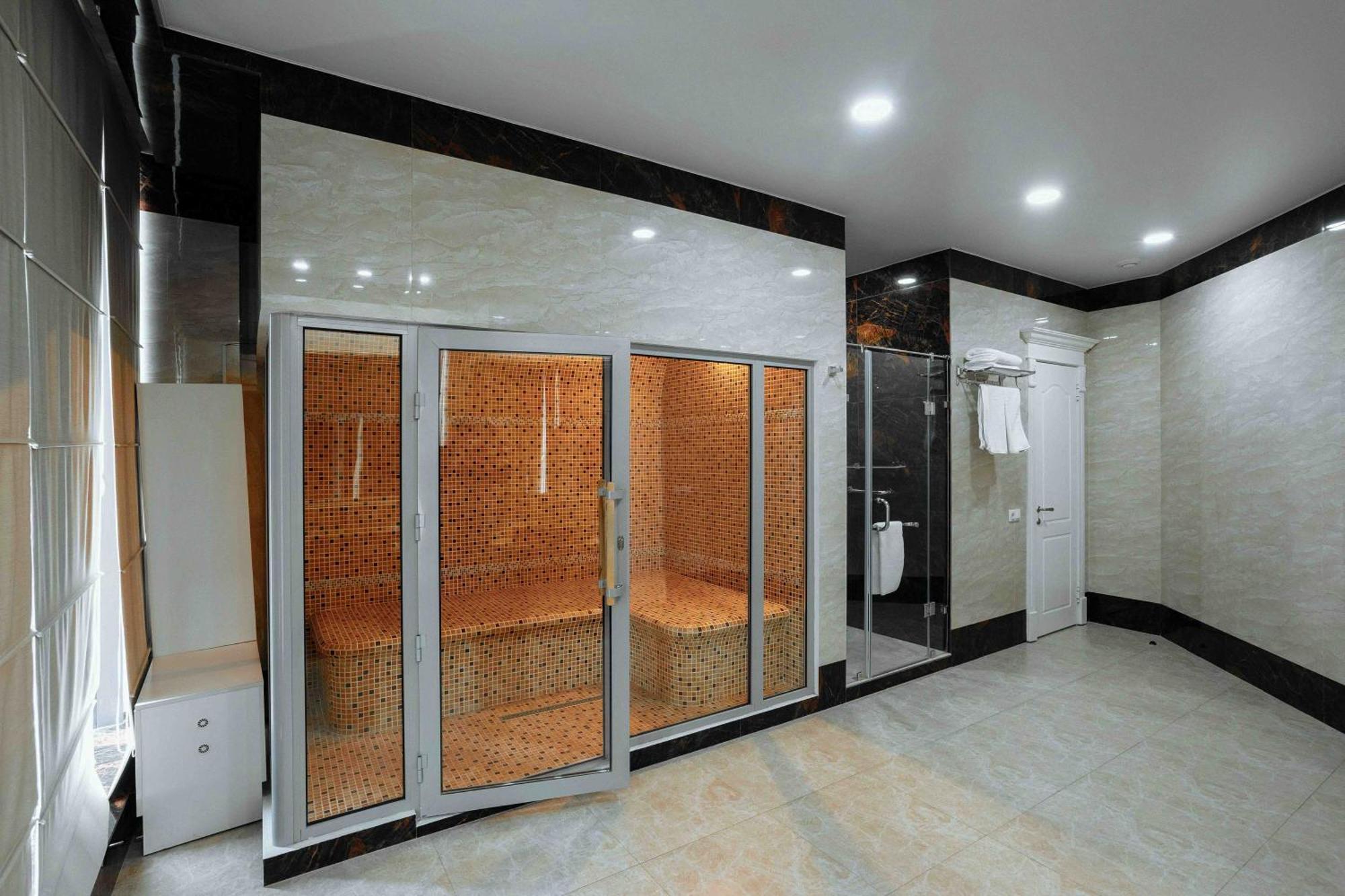 Hotel Ramada By Wyndham Shymkent Esterno foto