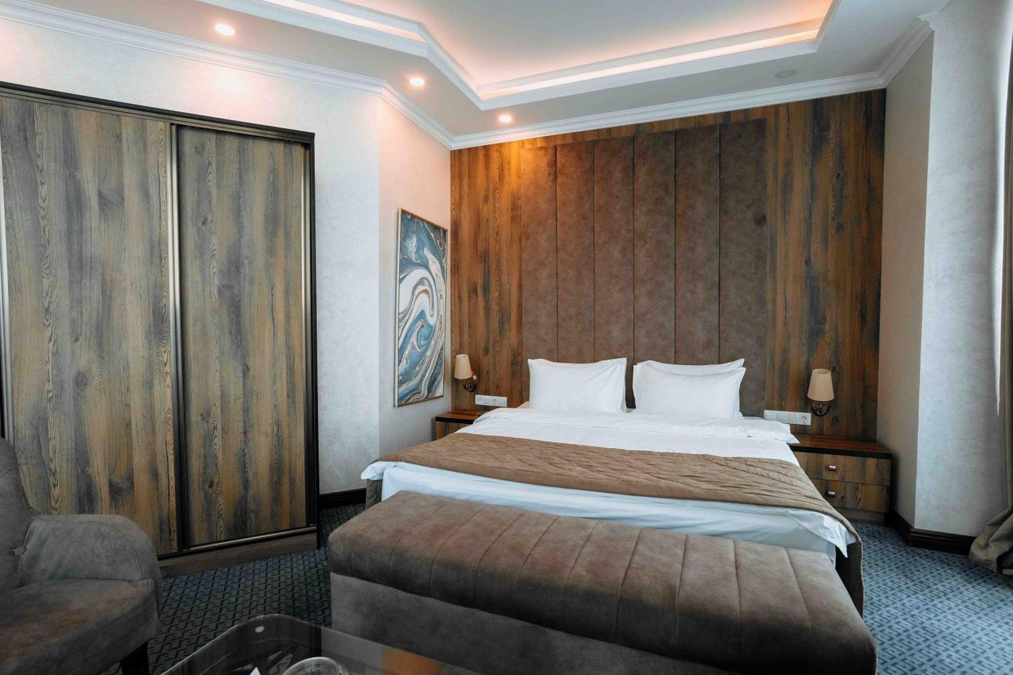 Hotel Ramada By Wyndham Shymkent Esterno foto