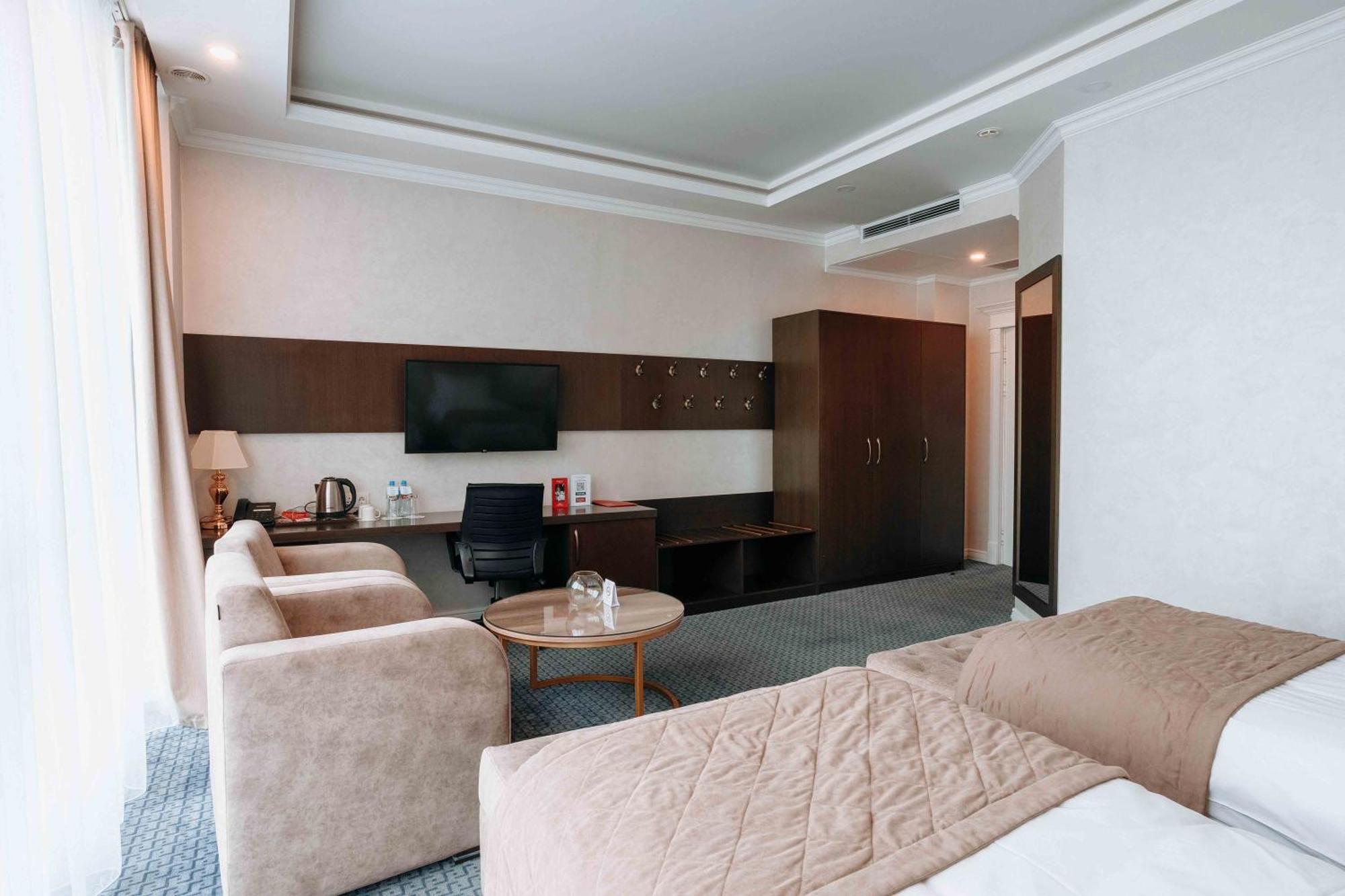 Hotel Ramada By Wyndham Shymkent Esterno foto