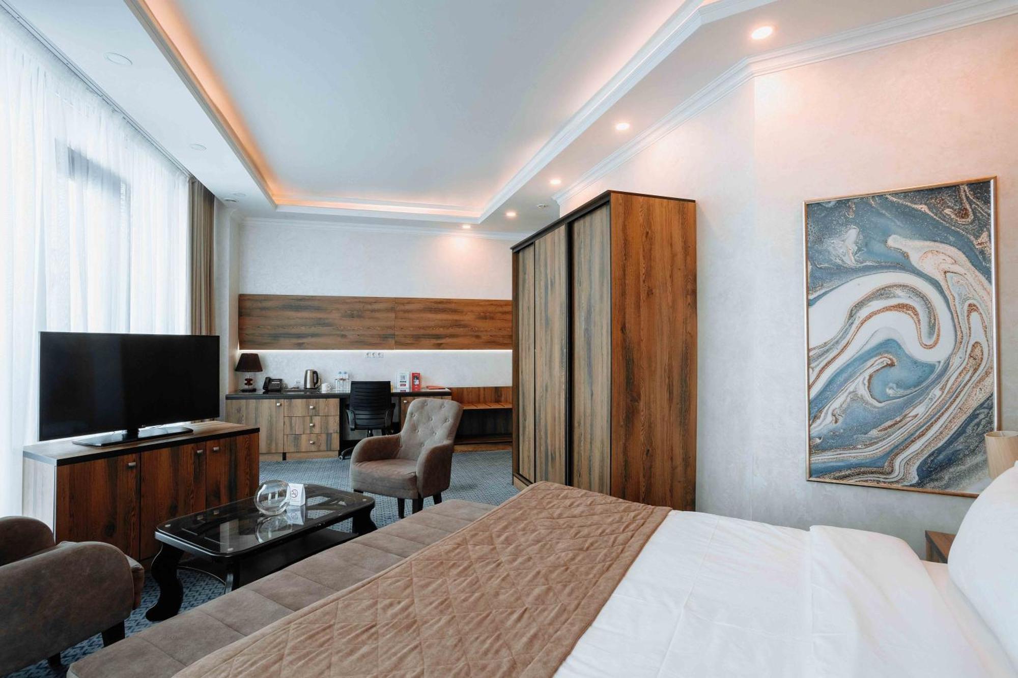 Hotel Ramada By Wyndham Shymkent Esterno foto