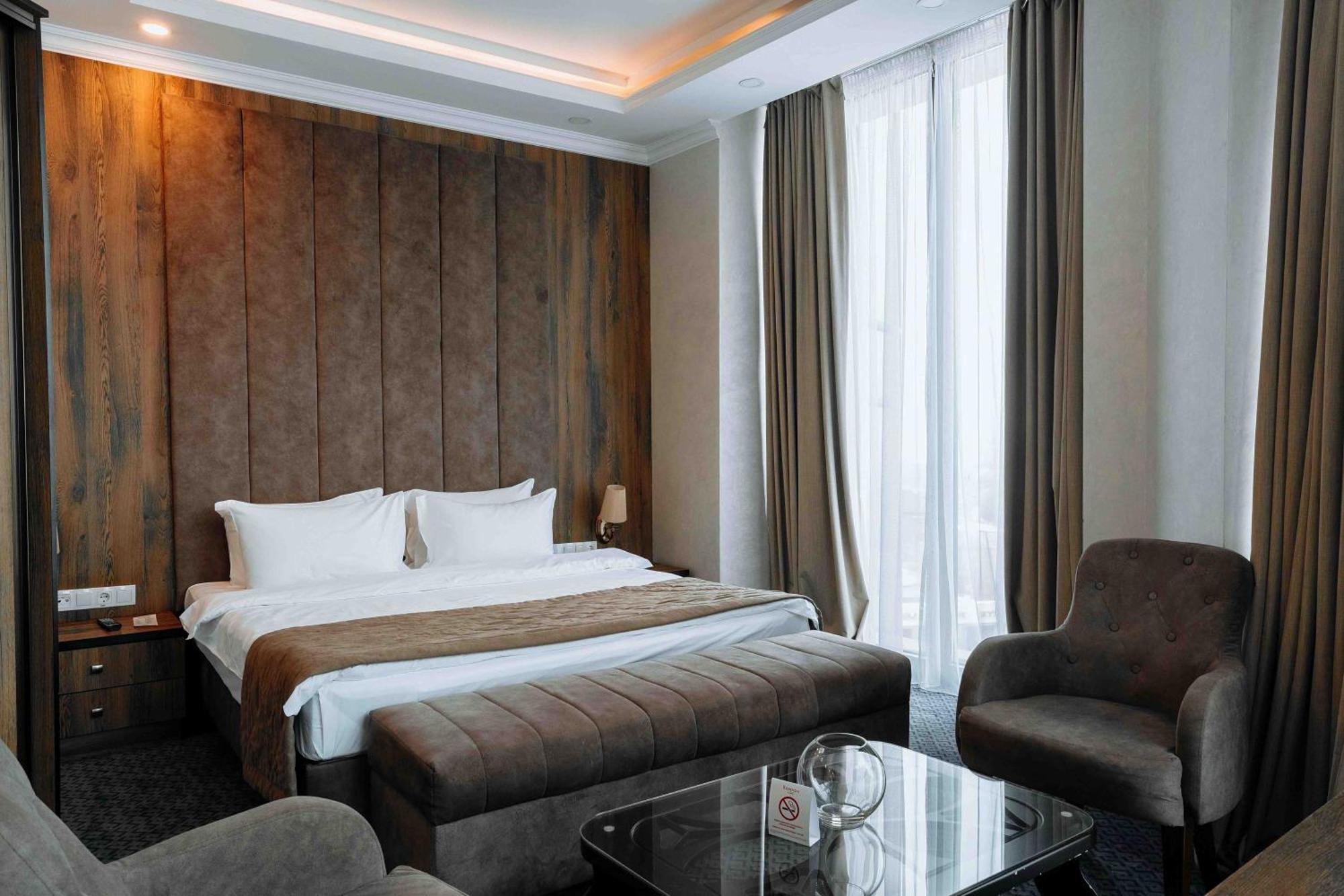Hotel Ramada By Wyndham Shymkent Esterno foto
