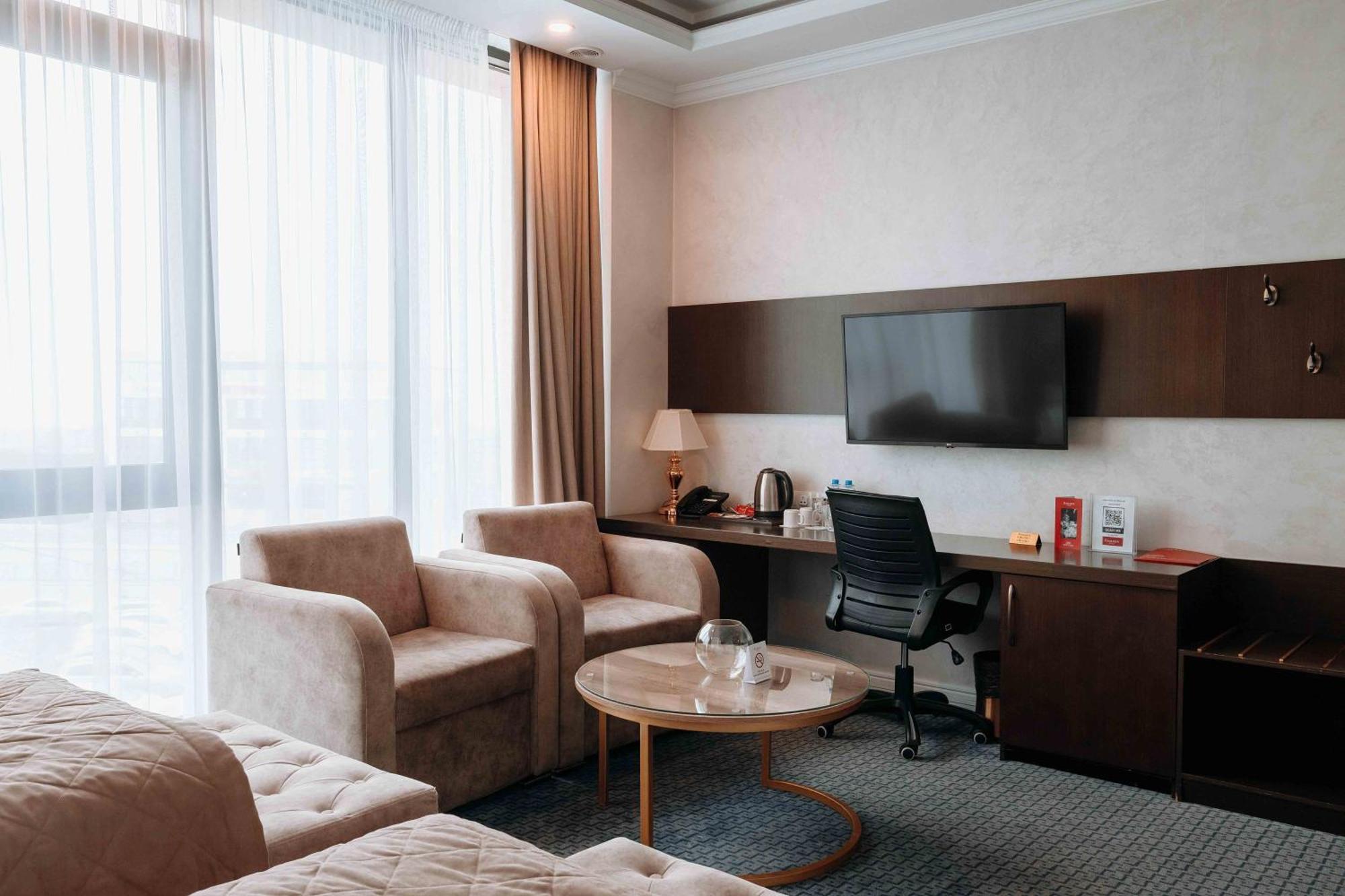 Hotel Ramada By Wyndham Shymkent Esterno foto