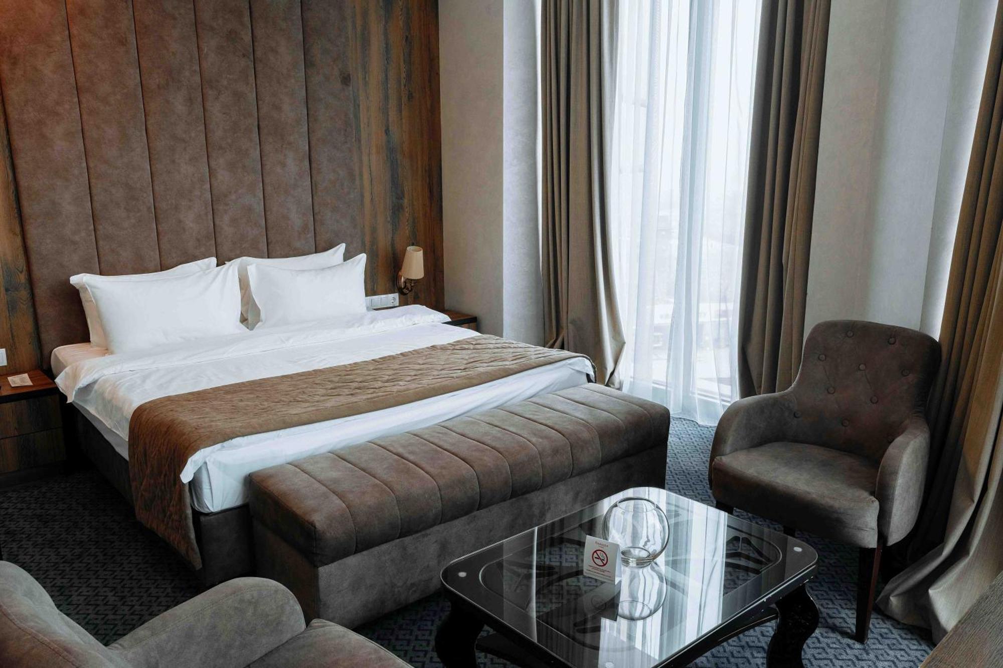 Hotel Ramada By Wyndham Shymkent Esterno foto