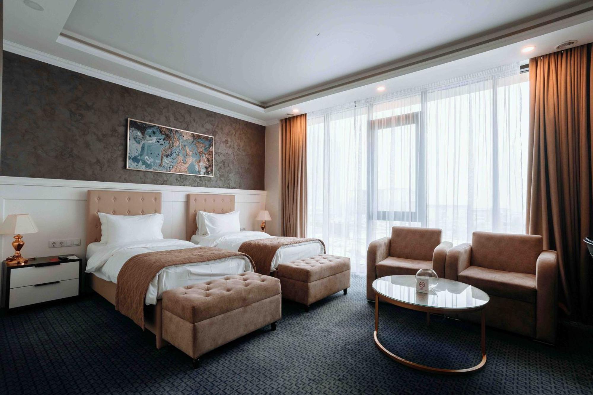 Hotel Ramada By Wyndham Shymkent Esterno foto