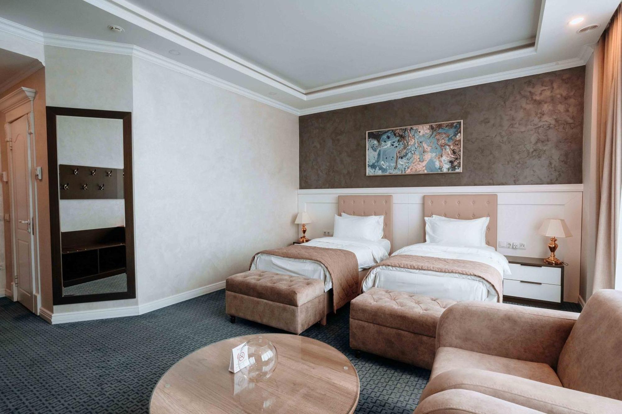 Hotel Ramada By Wyndham Shymkent Esterno foto