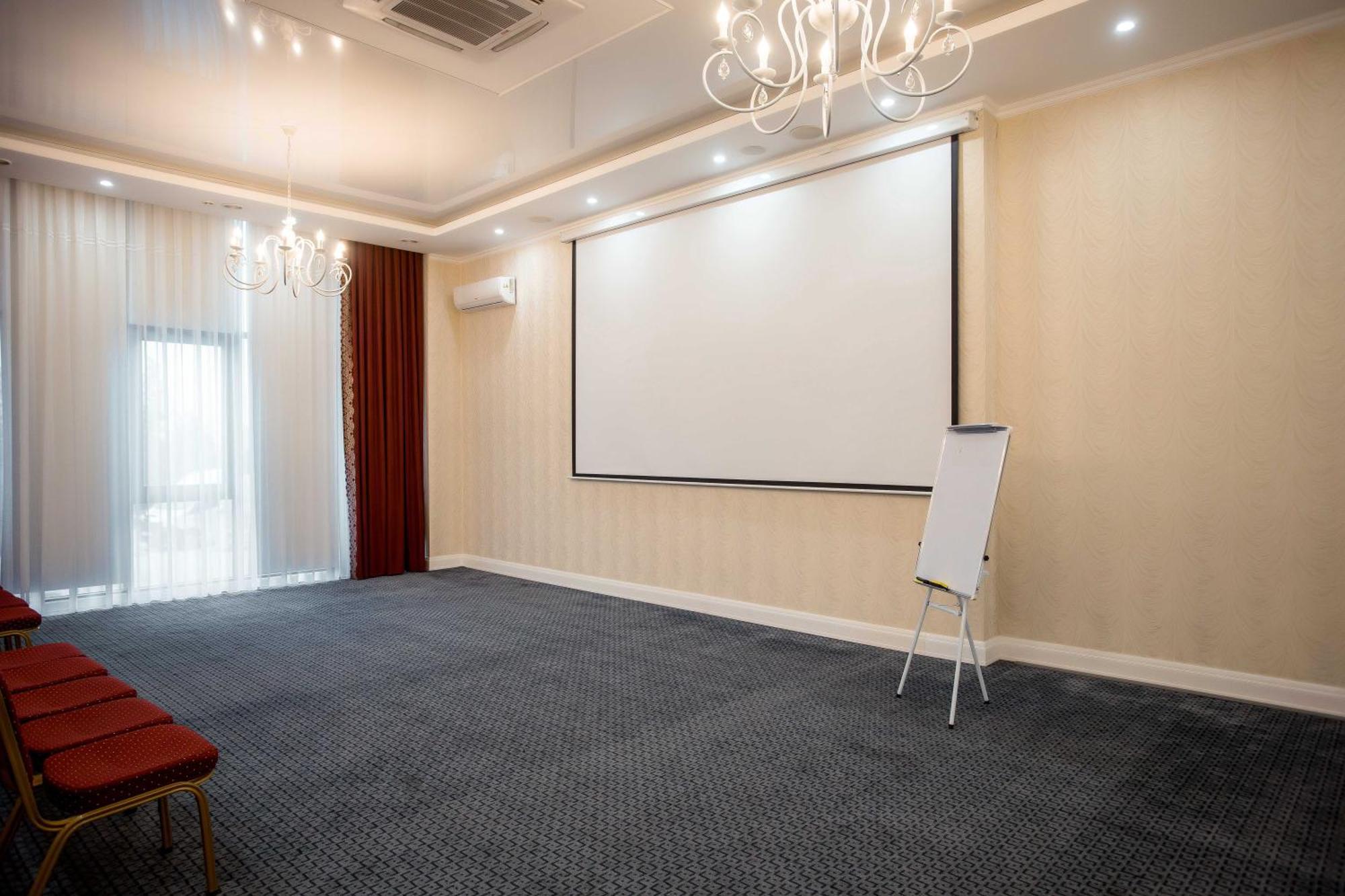 Hotel Ramada By Wyndham Shymkent Esterno foto