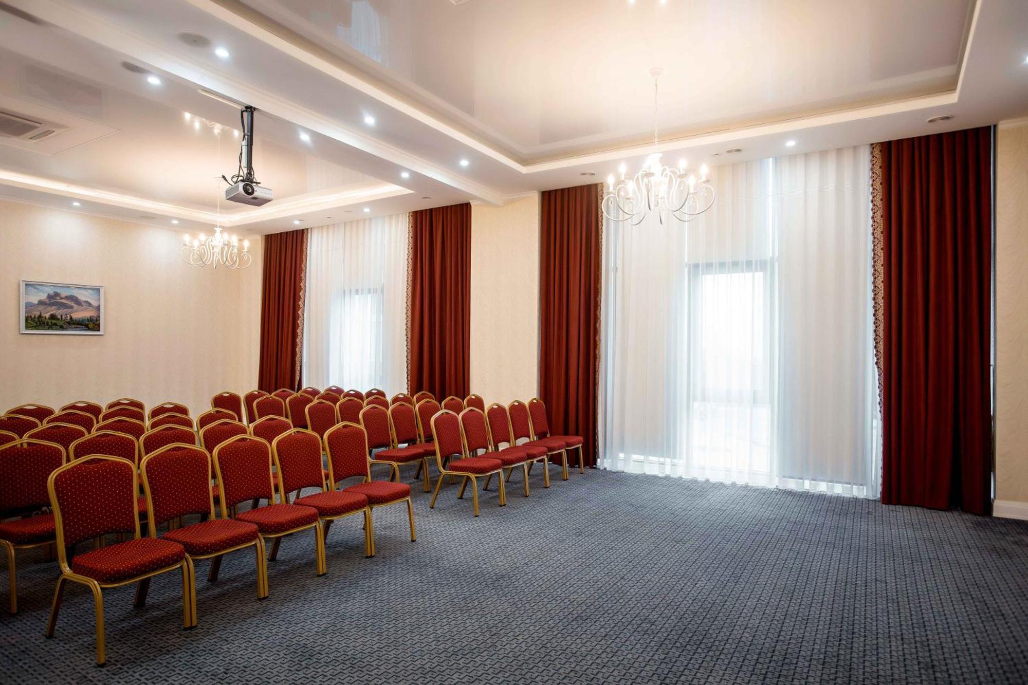 Hotel Ramada By Wyndham Shymkent Esterno foto