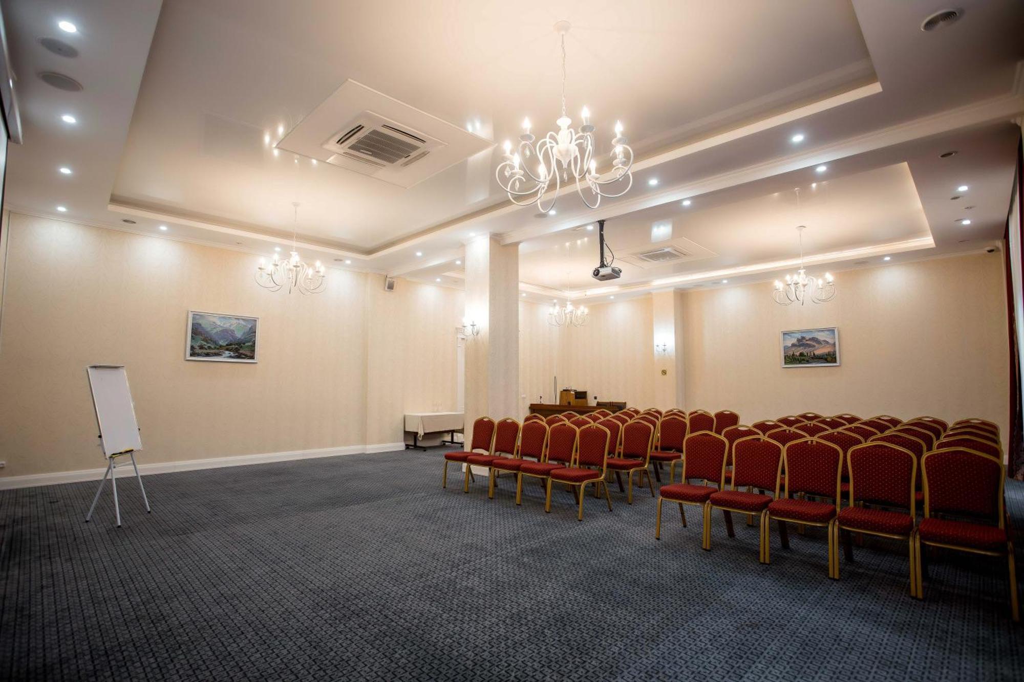 Hotel Ramada By Wyndham Shymkent Esterno foto