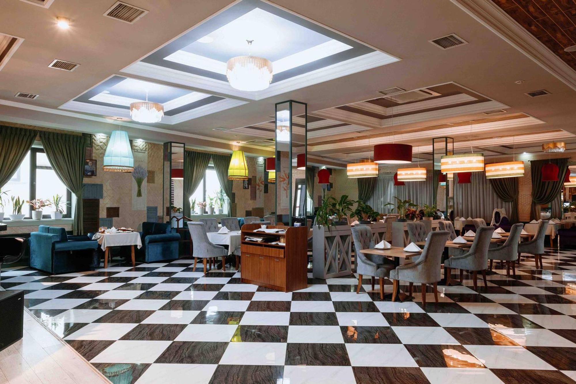 Hotel Ramada By Wyndham Shymkent Esterno foto