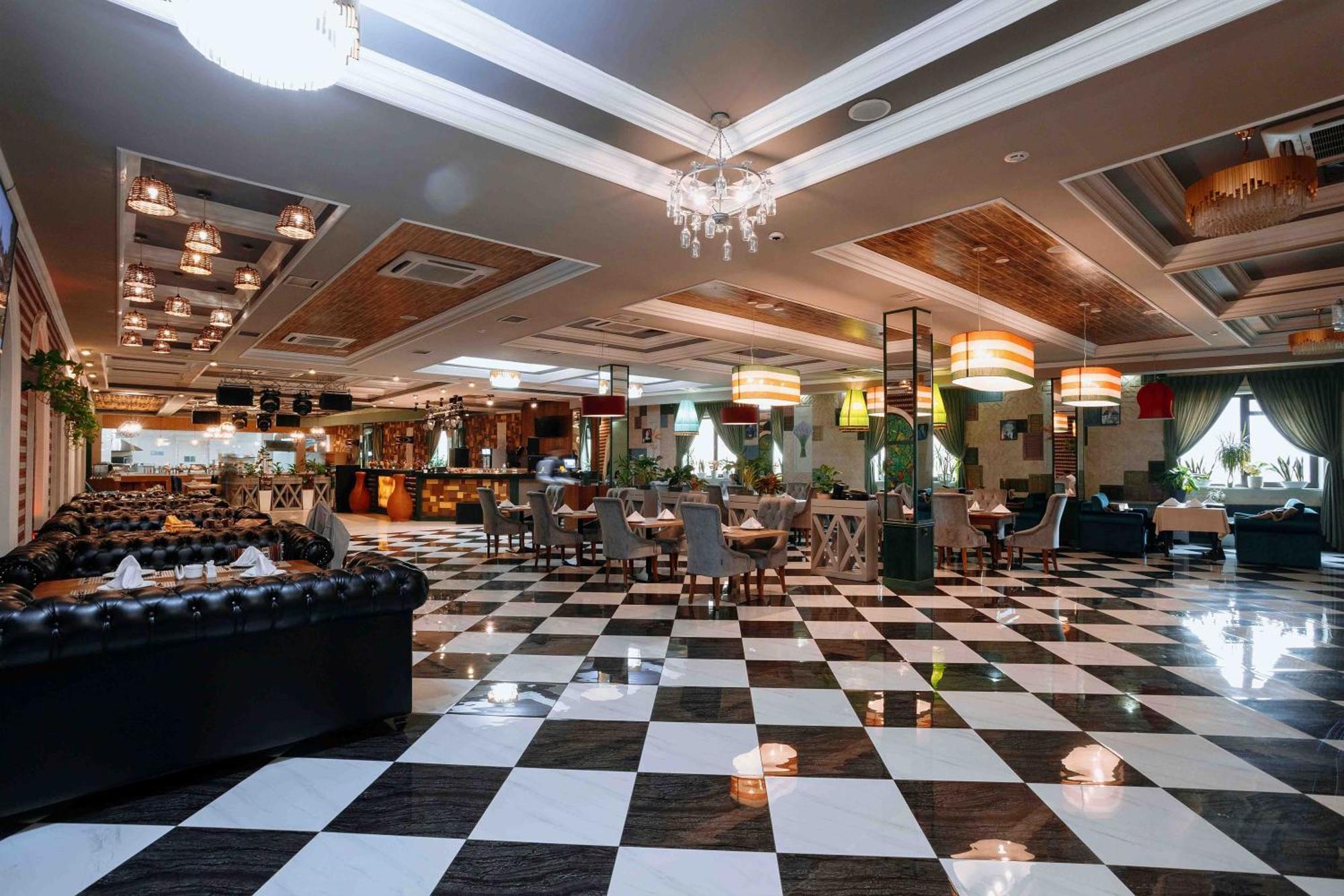 Hotel Ramada By Wyndham Shymkent Esterno foto