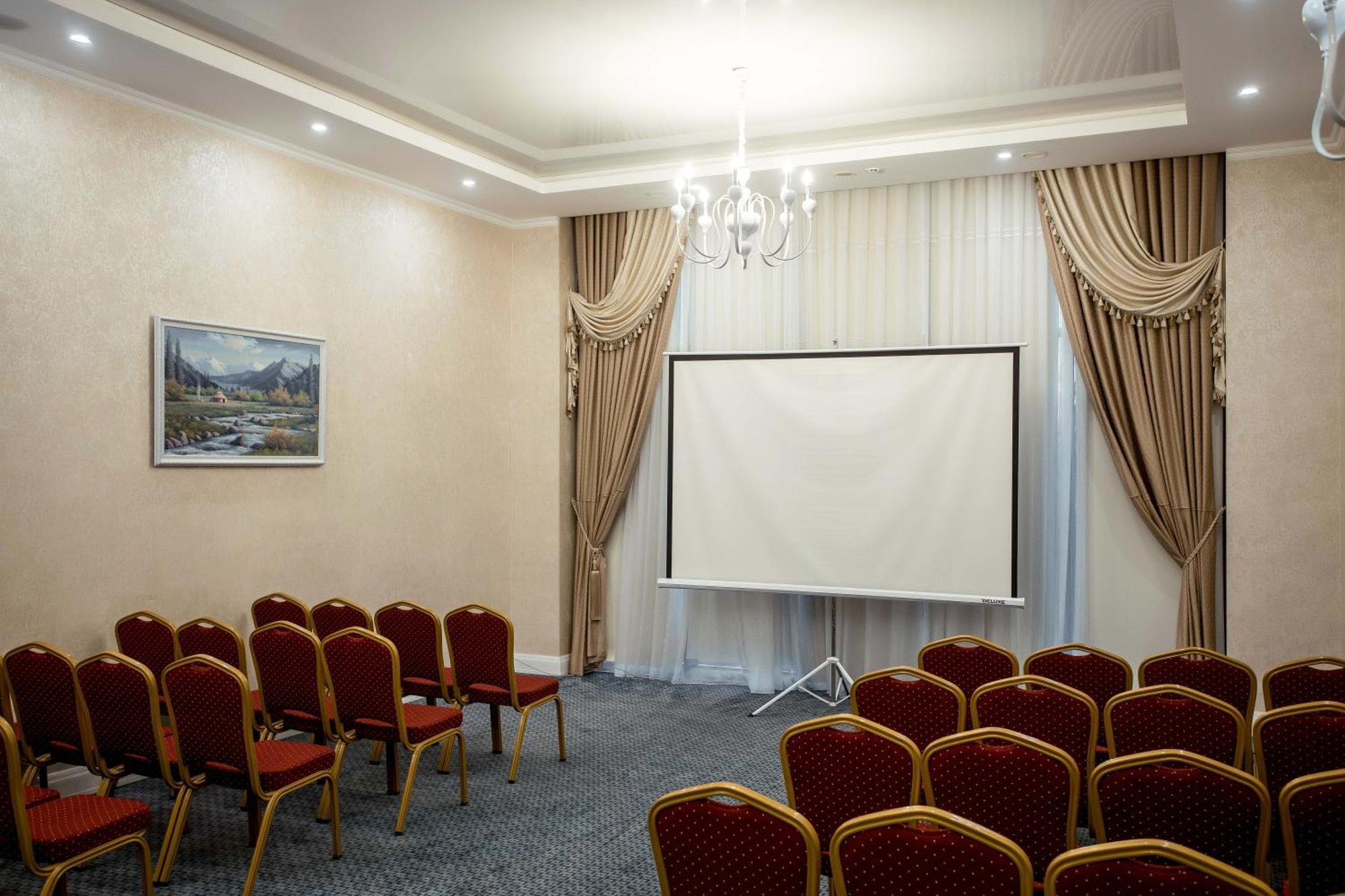 Hotel Ramada By Wyndham Shymkent Esterno foto