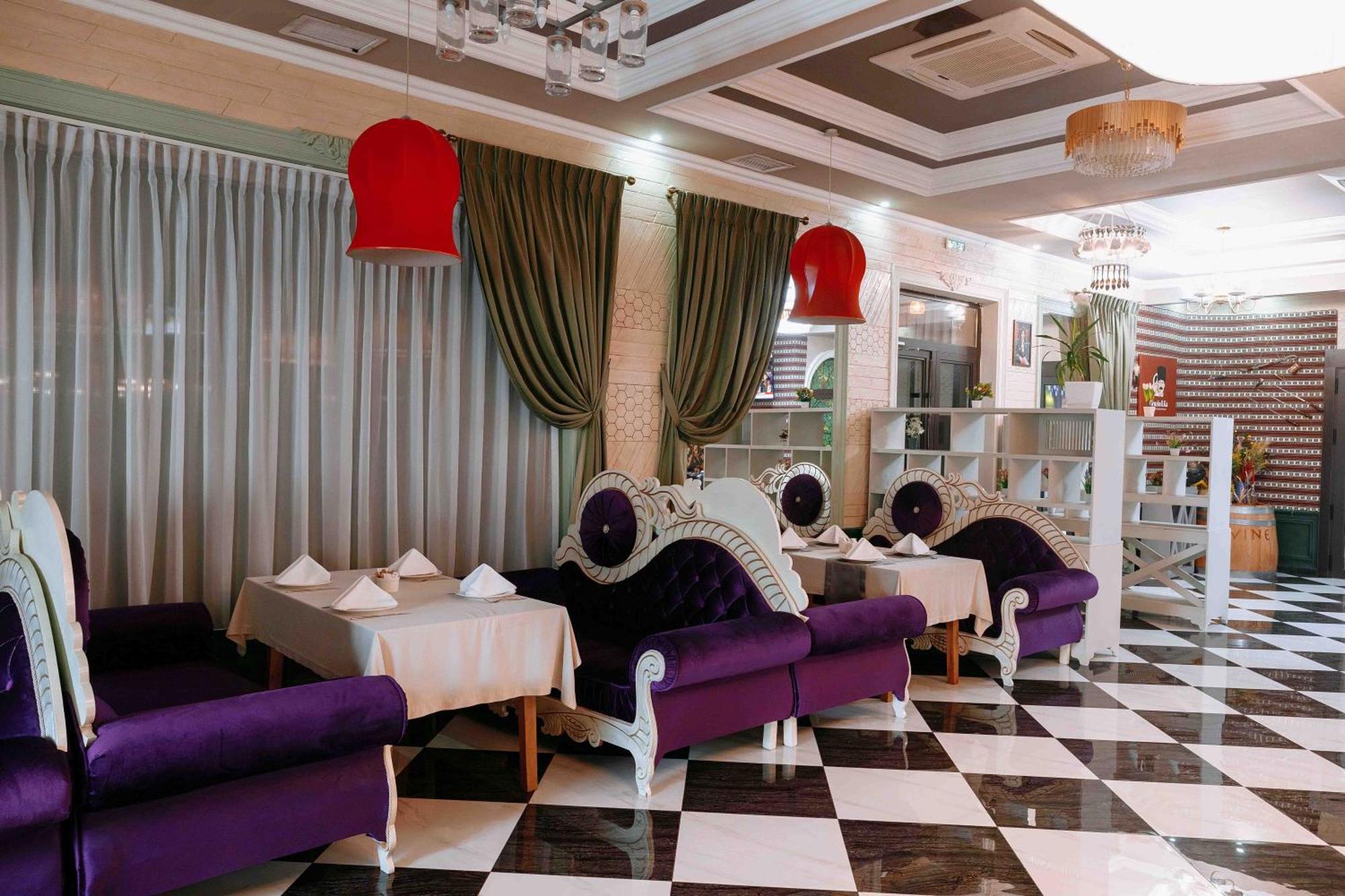 Hotel Ramada By Wyndham Shymkent Esterno foto