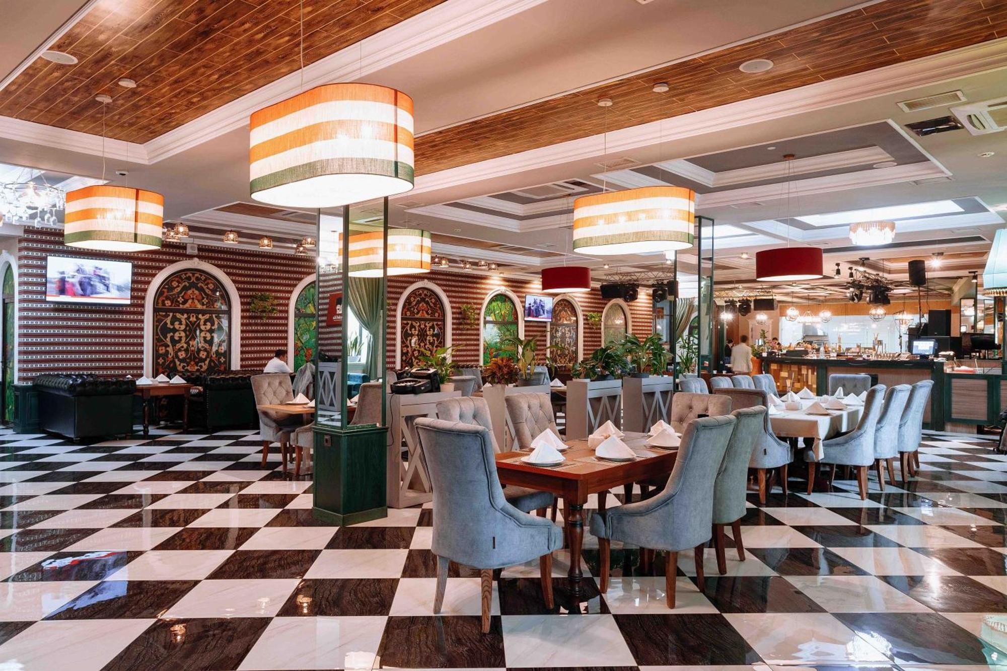 Hotel Ramada By Wyndham Shymkent Esterno foto