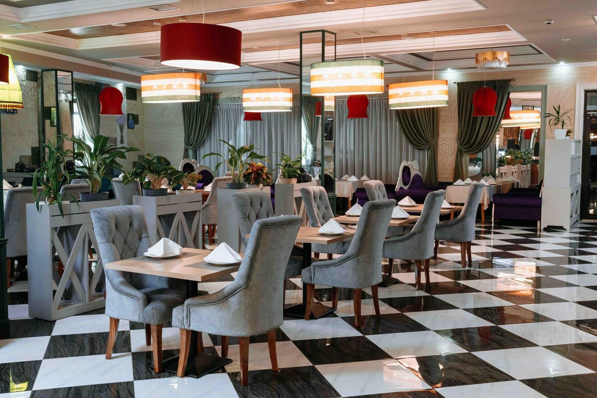 Hotel Ramada By Wyndham Shymkent Esterno foto