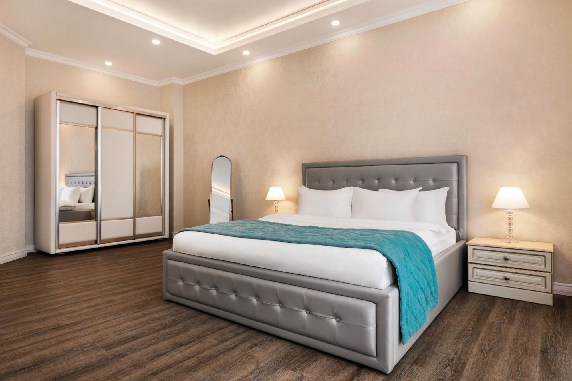 Hotel Ramada By Wyndham Shymkent Esterno foto