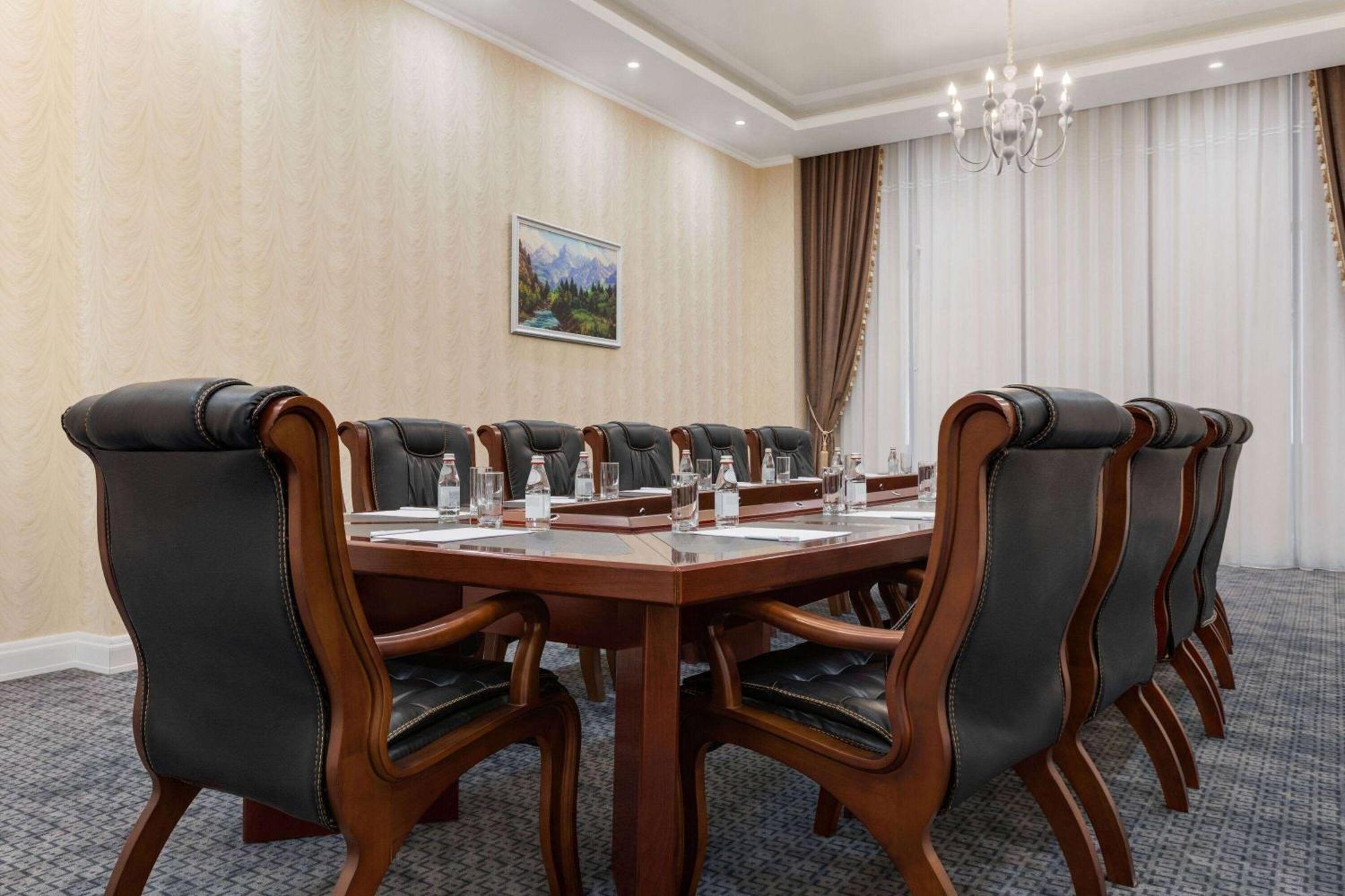 Hotel Ramada By Wyndham Shymkent Esterno foto