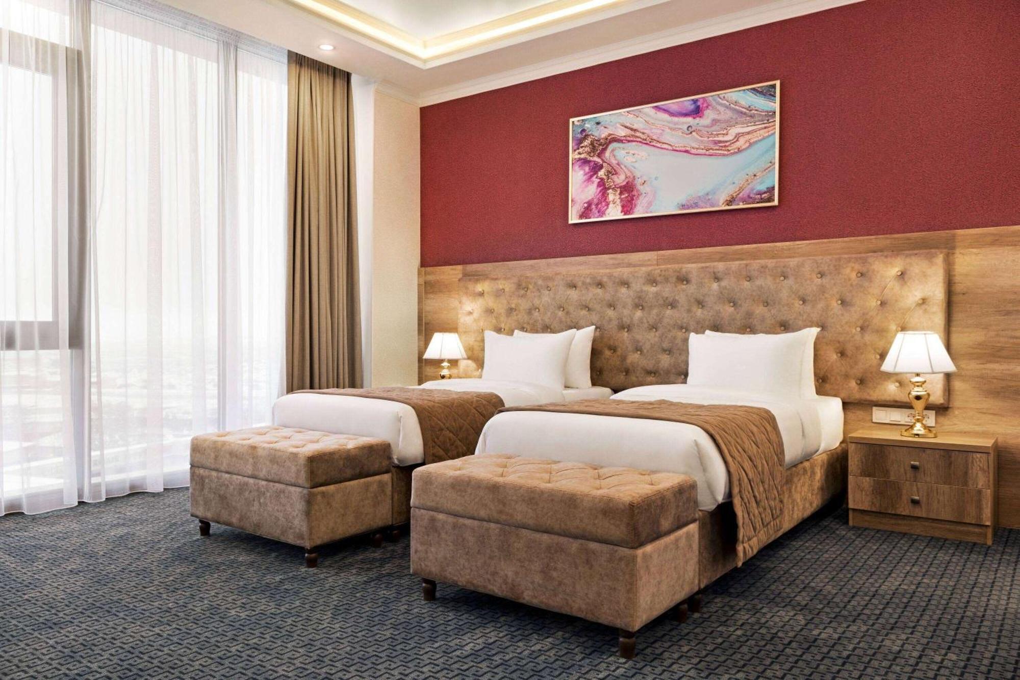 Hotel Ramada By Wyndham Shymkent Esterno foto