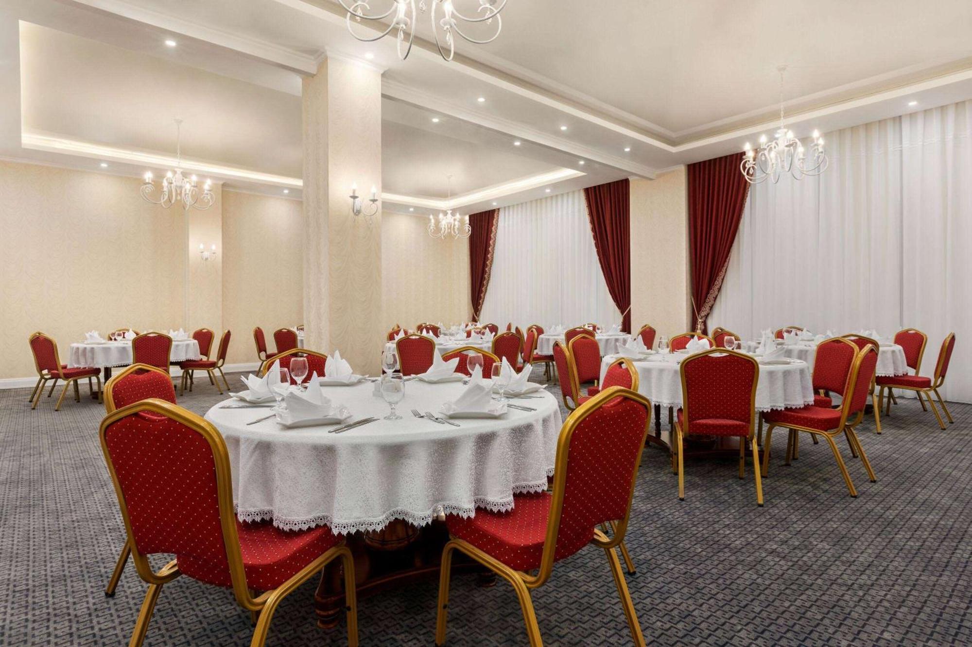 Hotel Ramada By Wyndham Shymkent Esterno foto