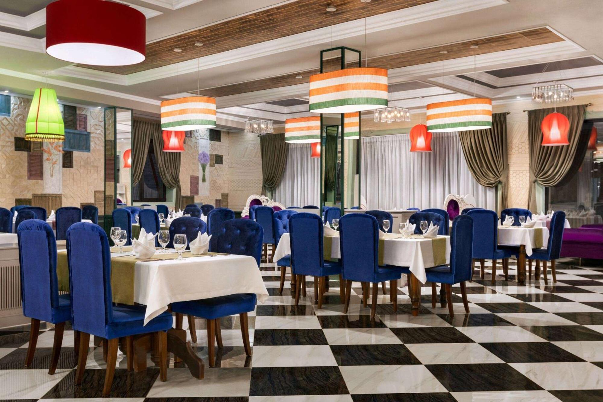Hotel Ramada By Wyndham Shymkent Esterno foto