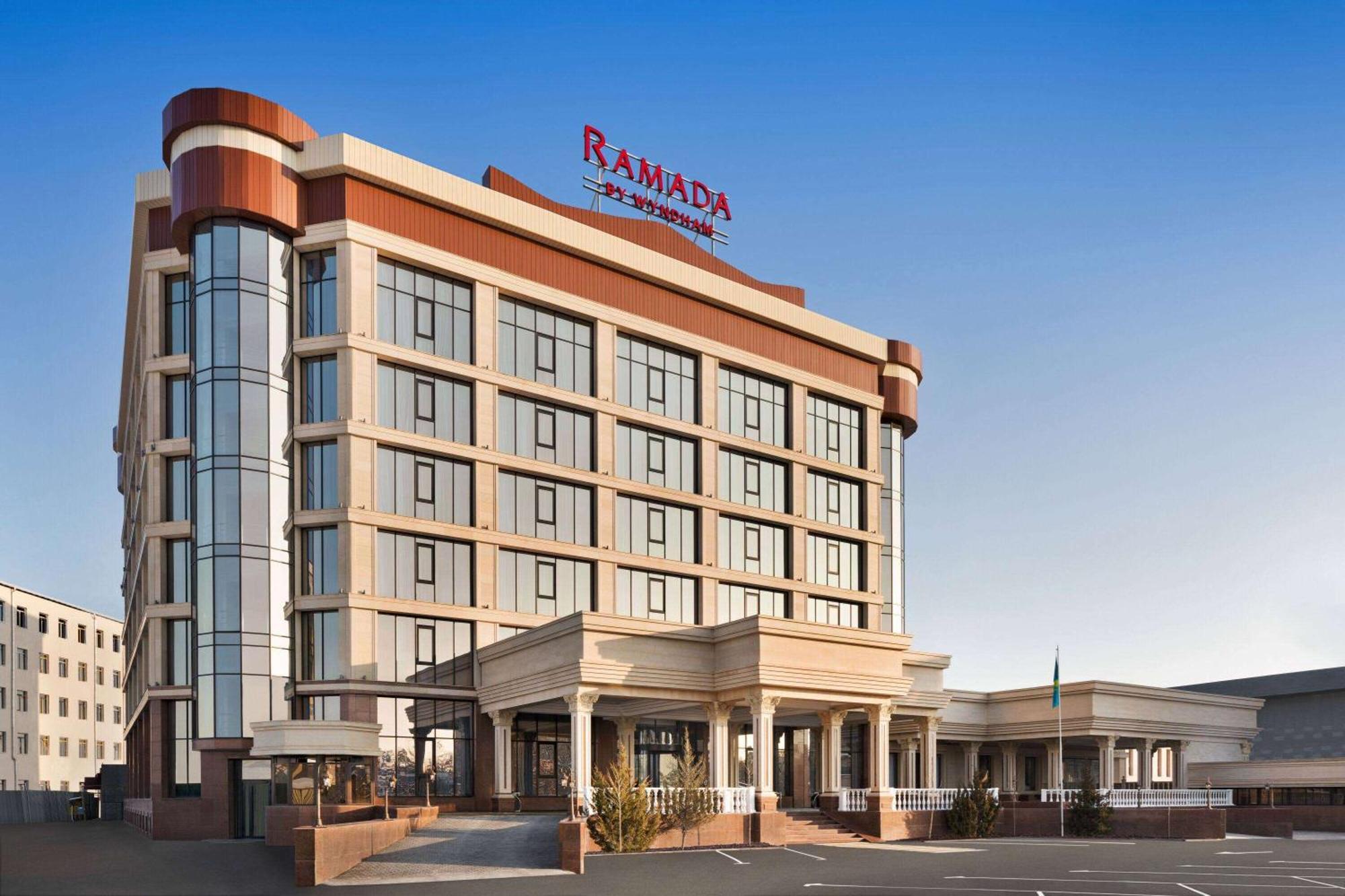 Hotel Ramada By Wyndham Shymkent Esterno foto