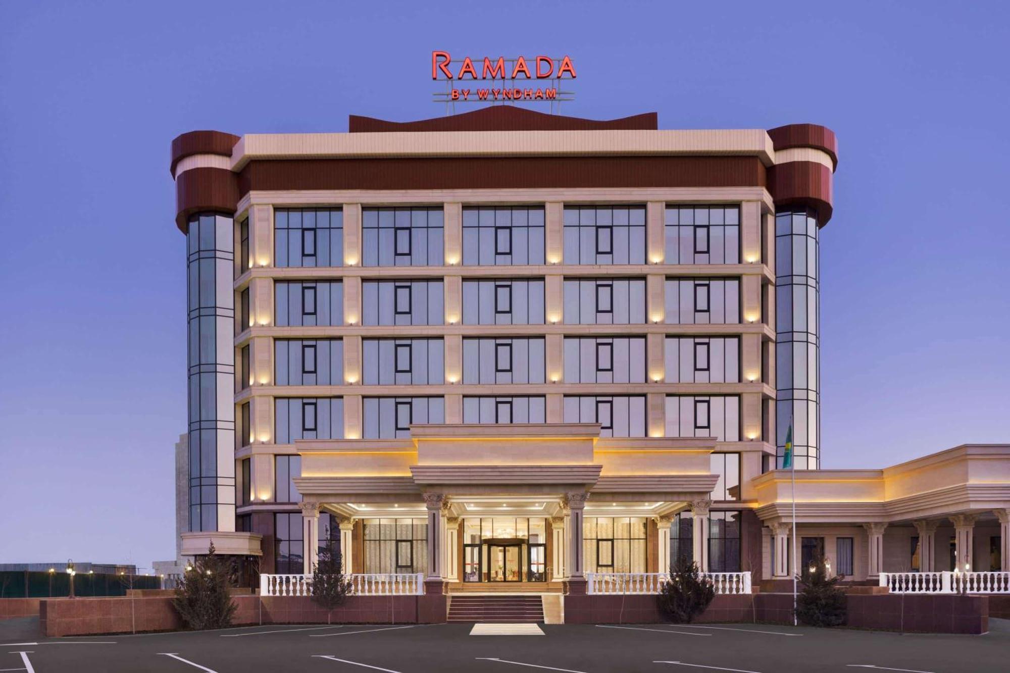 Hotel Ramada By Wyndham Shymkent Esterno foto