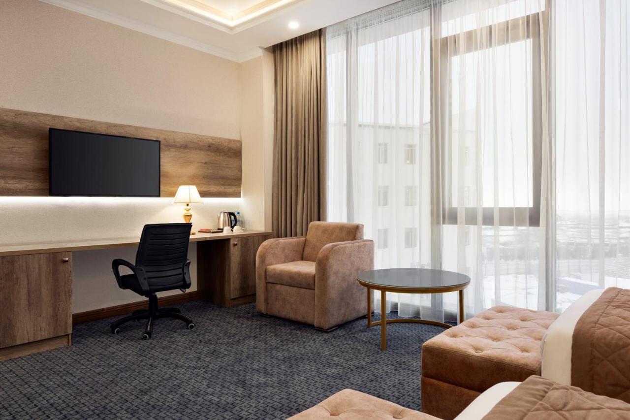 Hotel Ramada By Wyndham Shymkent Esterno foto