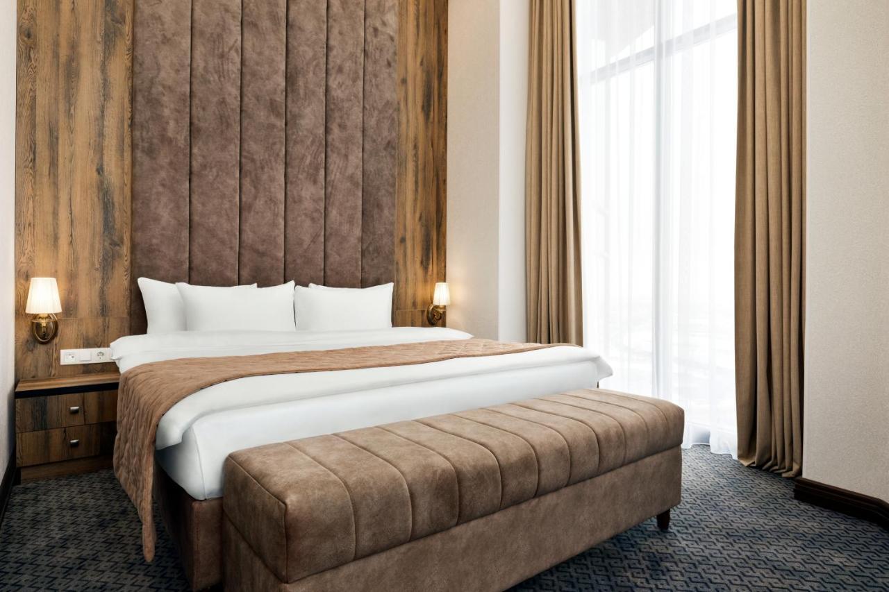 Hotel Ramada By Wyndham Shymkent Esterno foto