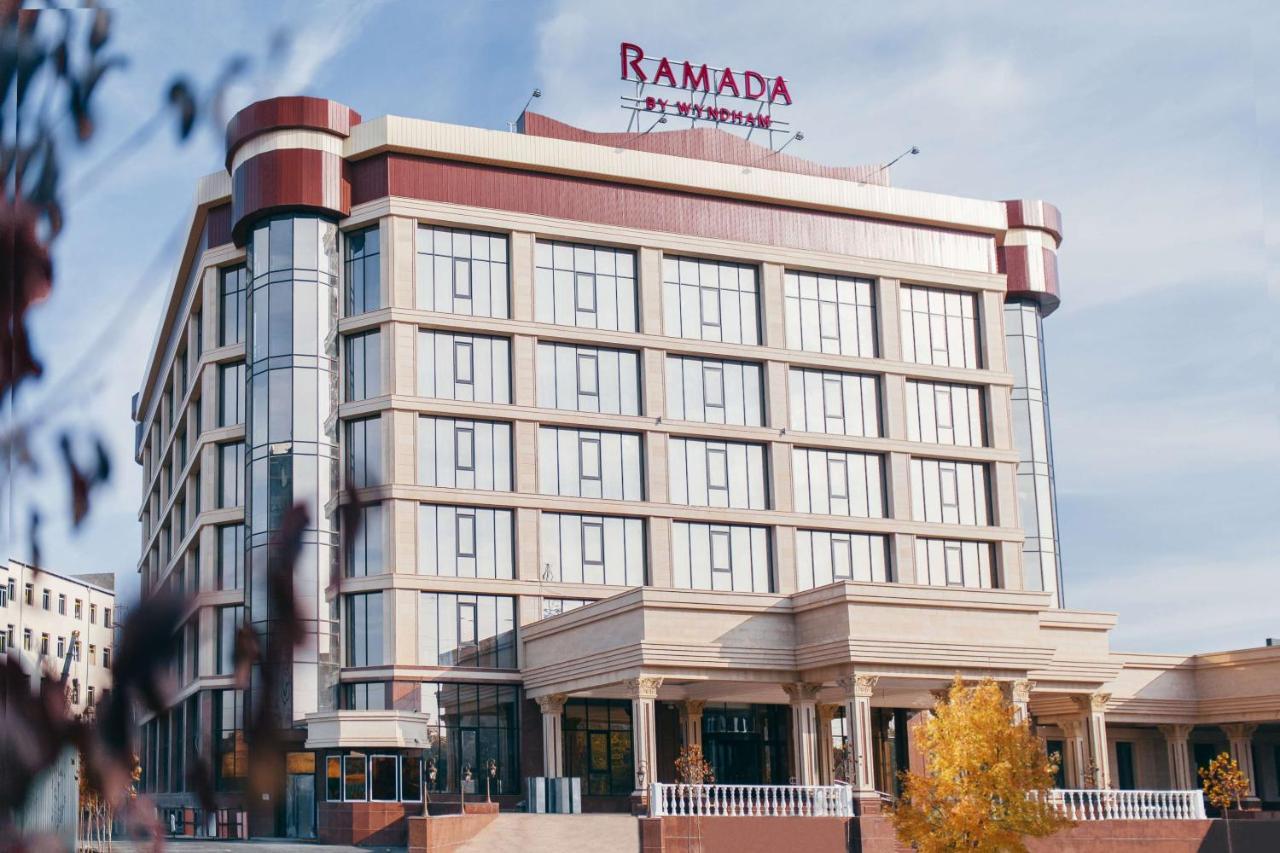 Hotel Ramada By Wyndham Shymkent Esterno foto