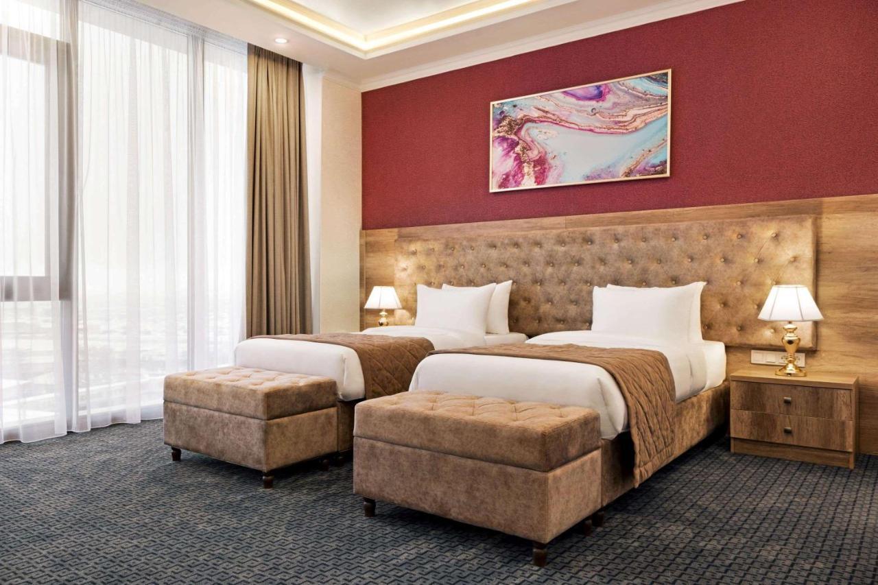Hotel Ramada By Wyndham Shymkent Esterno foto