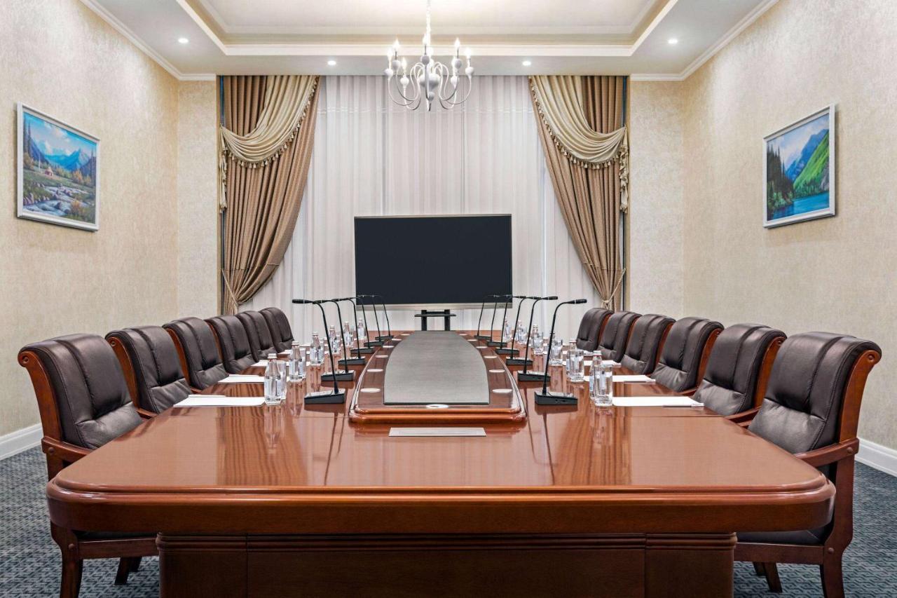 Hotel Ramada By Wyndham Shymkent Esterno foto