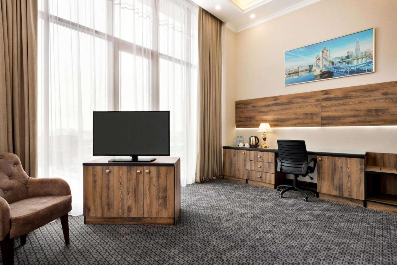 Hotel Ramada By Wyndham Shymkent Esterno foto