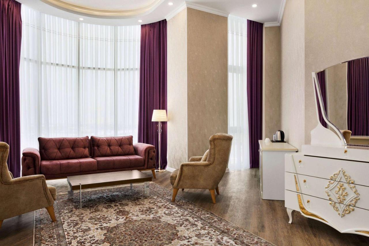 Hotel Ramada By Wyndham Shymkent Esterno foto